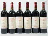 six bouteilles de vin rouge sont alignées