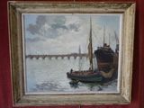 un tableau représentant un bateau sur l'eau, avec un pont en arrière-plan