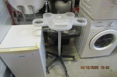 une photo d'une buanderie avec une machine à laver et un sèche-linge