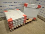 une pile de cartons blancs posée sur une palette dans une pièce