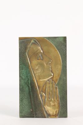 statue d'une femme les mains jointes en prière sur fond vert