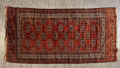 un tapis rouge et noir à motifs