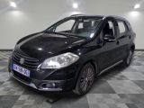 la petite voiture noire est garée sur un carrelage à carreaux