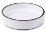 un bol blanc bordé d'argent posé sur une table