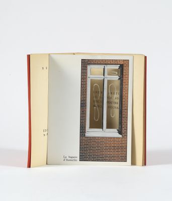 un livre ouvert dans lequel figure l'image d'une fenêtre