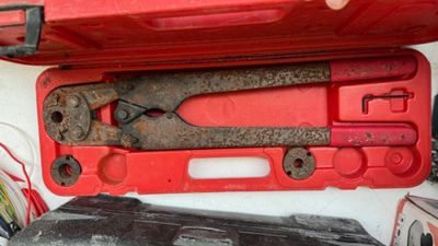 Pince à sertir manuelle dans son coffret, incomplet En l'éta…