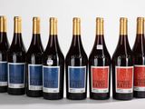 six bouteilles de vin sont alignées dans une rangée