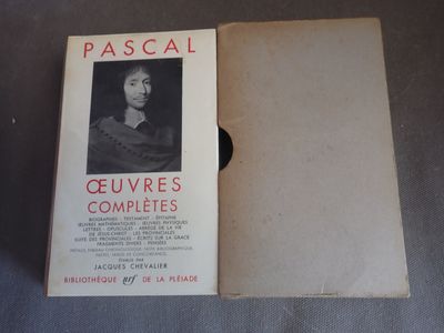 un vieux livre sur la couverture duquel figure la photo en noir et blanc d'une femme