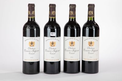 trois bouteilles de vin sont alignées sur une surface blanche
