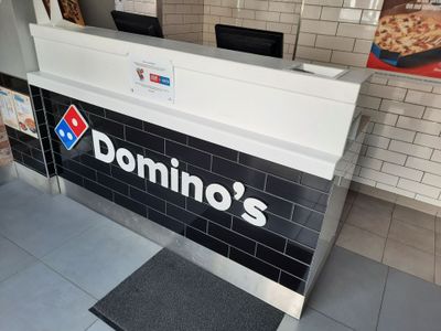Banque d'accueil en mélaminé blanc et carrelage métro logo D…