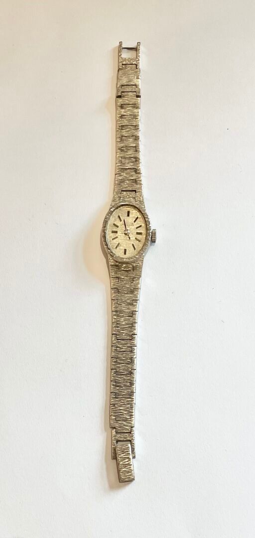 MONTRE DE DAME en argent 800 millièmes, boitier ovale, mouve…