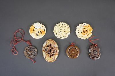 Ensemble de sept pendentifs en jade, ajourés et sculptés