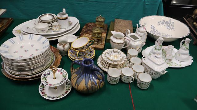 Lot de vaisselle (assiettes, tasses, soucoupes, partie de service...