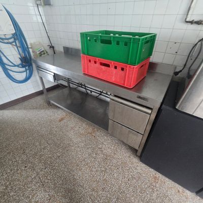 deux récipients en plastique posés sur un plan de travail en inox