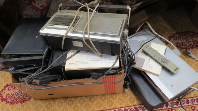 Ensemble chaine Hifi Tecnics, poste radio Philips et magnétoscope...