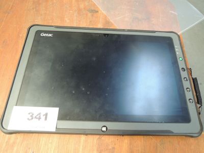 une tablette posée sur une table, avec une étiquette de prix dessus