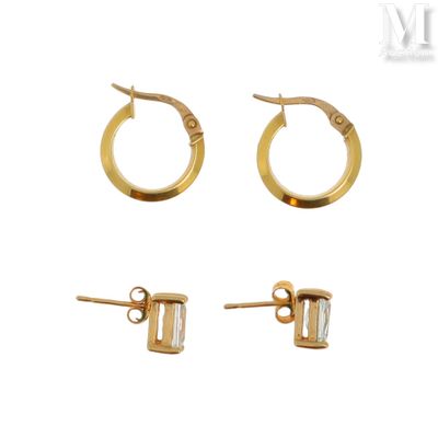 trois paires de boucles d'oreilles et une bague sur fond blanc