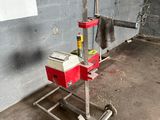 une image d'un établi dans un garage