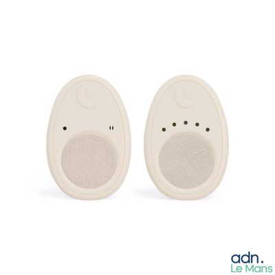une paire de deux enceintes blanches placées l'une à côté de l'autre sur une surface blanche