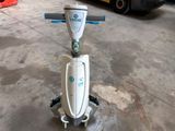 un scooter qui est garé dans un garage