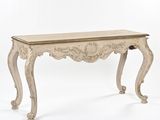 une image représentant une table blanche avec un plateau en bois sur fond blanc
