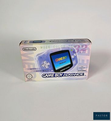 une boîte sur laquelle est représenté un Game Boy, posée sur une surface blanche