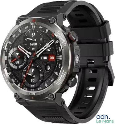 La montre connectée est dotée d'un bracelet noir et d'une trotteuse rouge.