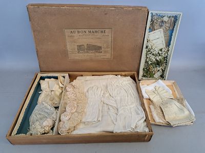 Robe de communiante avec brassard, minaudère, couronne de fleurs. Dans - Photo 1