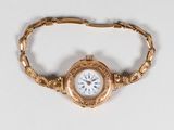une montre-bracelet en or avec un cadran blanc sur un fond blanc