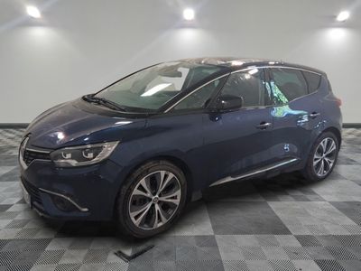 la voiture bleue est garée sur le sol en damier d'un garage