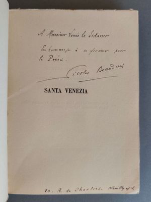 un livre ouvert avec une écriture dessus, posé sur une table