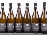 six bouteilles de vin sont alignées dans une rangée