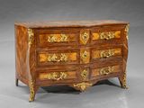 une image représentant une commode ornée de motifs dorés