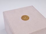 une petite boîte contenant une pièce d'or