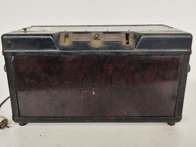 une vieille valise posée sur une table près du mur