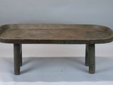 une vieille table en bois avec un plateau en bois sur fond blanc