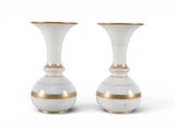 une paire de vases blancs et dorés sur fond blanc