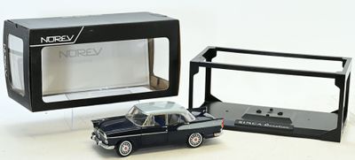 une petite voiture noire devant une boîte noire