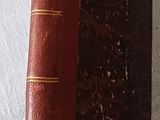 deux livres posés sur une surface blanche