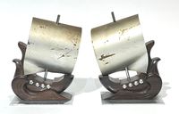 Paire de serre-livres en palissandre et métal chromé.