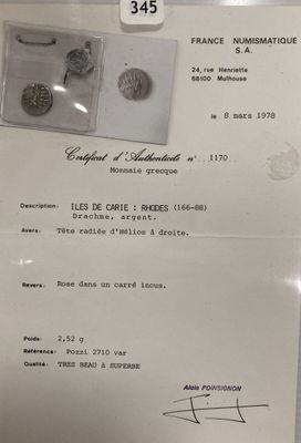 un document sur lequel figure la photo d'une paire de boucles d'oreilles
