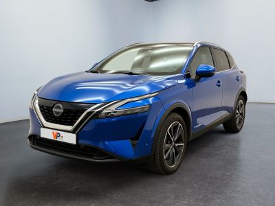 une Nissan QX-V bleue garée dans un showroom