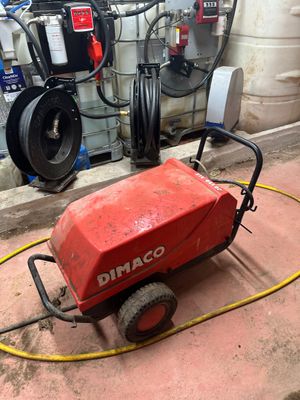 une machine rouge qui se trouve au sol dans un garage