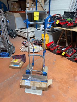 une photo d'un poste de travail avec des outils par terre