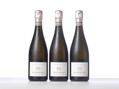 trois bouteilles de vin posées sur une table l'une à côté de l'autre