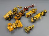 beaucoup de petits véhicules jouets posés sur une table