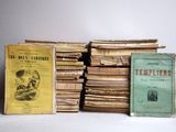 plusieurs livres sont empilés sur une table
