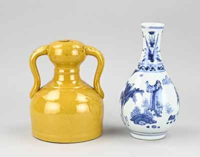 deux vases posés l'un à côté de l'autre sur une table