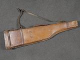 étui à fusil avec doublure en cuir et lanière en cuir sur fond gris