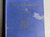un vieux livre bleu posé sur une table blanche